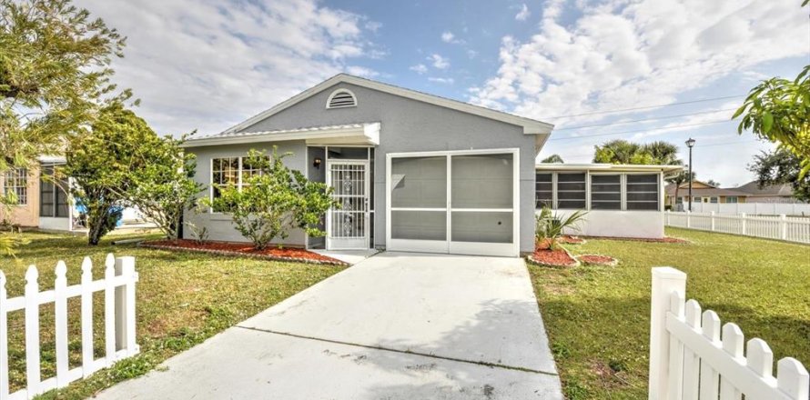 House in Port Charlotte, Florida 3 bedrooms, 96.99 sq.m. № 941320