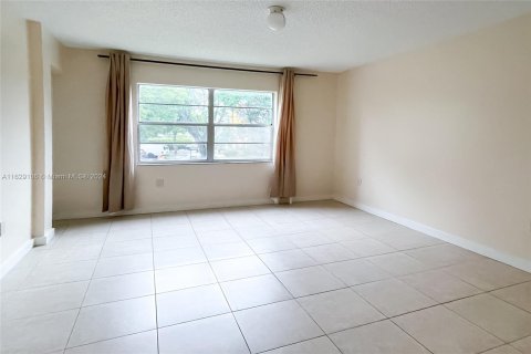 Condo in Deerfield Beach, Florida, 2 bedrooms  № 1288895 - photo 11