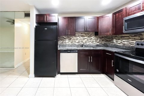 Condo in Deerfield Beach, Florida, 2 bedrooms  № 1288895 - photo 2