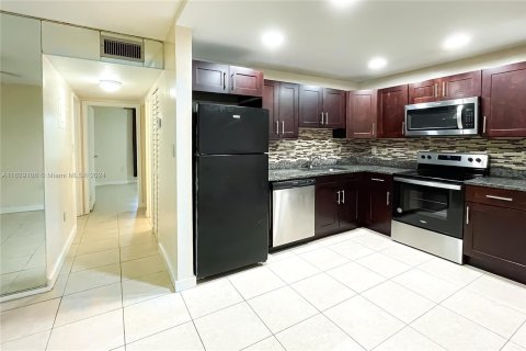 Condo in Deerfield Beach, Florida, 2 bedrooms  № 1288895 - photo 3