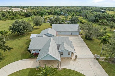 Villa ou maison à vendre à Punta Gorda, Floride: 3 chambres, 217.95 m2 № 877437 - photo 1