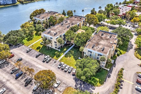 Copropriété à vendre à Miami, Floride: 2 chambres, 110.74 m2 № 1094158 - photo 1