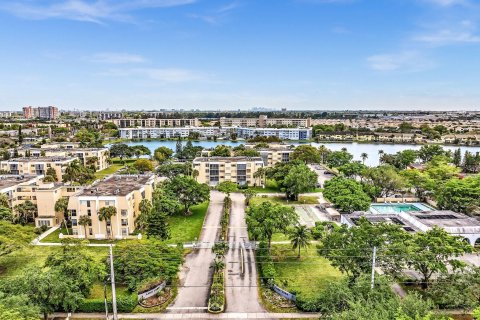 Condo in Miami, Florida, 2 bedrooms  № 1094158 - photo 2