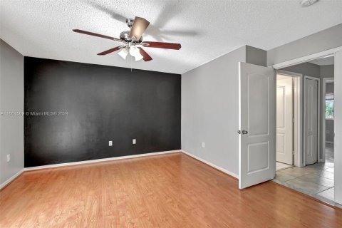 Condo in Hialeah, Florida, 3 bedrooms  № 1380217 - photo 25