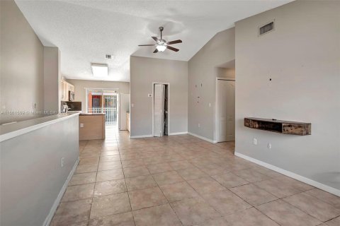 Condo in Hialeah, Florida, 3 bedrooms  № 1380217 - photo 9