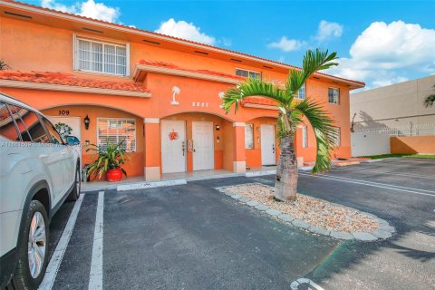 Condo in Hialeah, Florida, 3 bedrooms  № 1380217 - photo 1