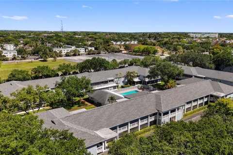 Condo in Hollywood, Florida, 2 bedrooms  № 1118560 - photo 1