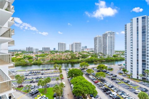 Condo in Aventura, Florida, 2 bedrooms  № 1224227 - photo 24