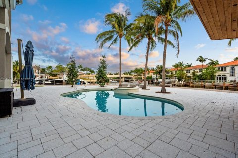 House in Hollywood, Florida 4 bedrooms, 452.25 sq.m. № 1224260 - photo 6