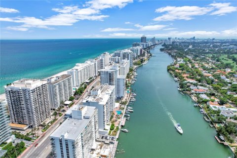 Condo in Miami Beach, Florida, 2 bedrooms  № 1224288 - photo 24