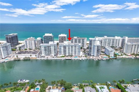 Condo in Miami Beach, Florida, 2 bedrooms  № 1224288 - photo 23