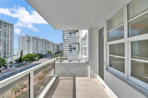 Condo in Miami Beach, Florida, 2 bedrooms  № 1224288 - photo 11