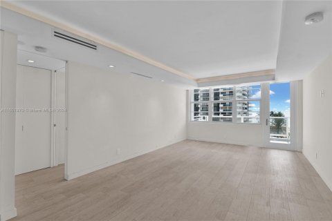 Condo in Miami Beach, Florida, 2 bedrooms  № 1224288 - photo 9