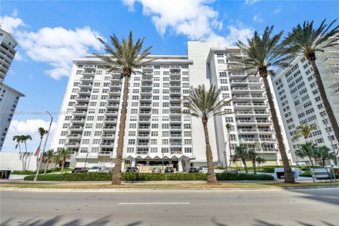 Condo in Miami Beach, Florida, 2 bedrooms  № 1224288 - photo 22