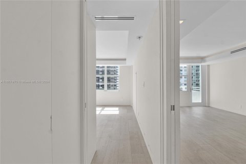 Condo in Miami Beach, Florida, 2 bedrooms  № 1224288 - photo 13