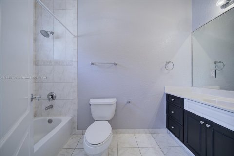 Townhouse in Miami, Florida 2 bedrooms, 109.62 sq.m. № 1353778 - photo 18