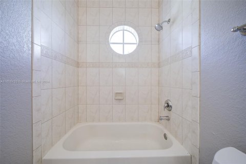 Townhouse in Miami, Florida 2 bedrooms, 109.62 sq.m. № 1353778 - photo 23