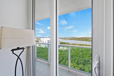 Condo in Sunny Isles Beach, Florida, 2 bedrooms  № 1385588 - photo 27