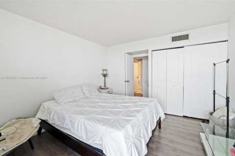 Condo in Sunny Isles Beach, Florida, 2 bedrooms  № 1385588 - photo 23