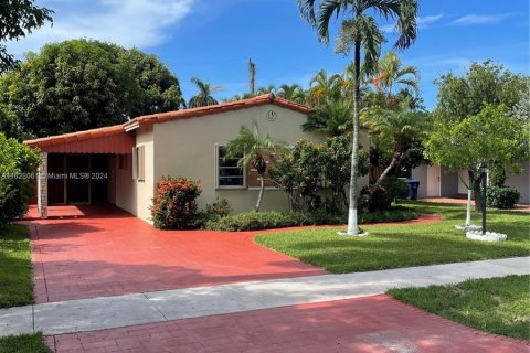 Villa ou maison à vendre à Hallandale Beach, Floride: 3 chambres, 146.32 m2 № 1282362 - photo 1