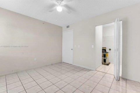 Copropriété à vendre à Pembroke Pines, Floride: 2 chambres, 105.63 m2 № 1282366 - photo 20