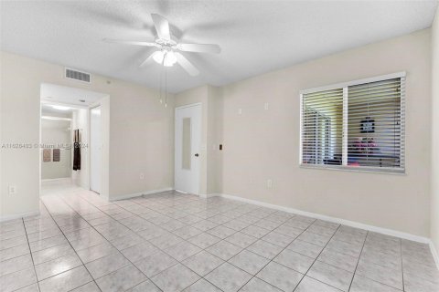 Copropriété à vendre à Pembroke Pines, Floride: 2 chambres, 105.63 m2 № 1282366 - photo 18