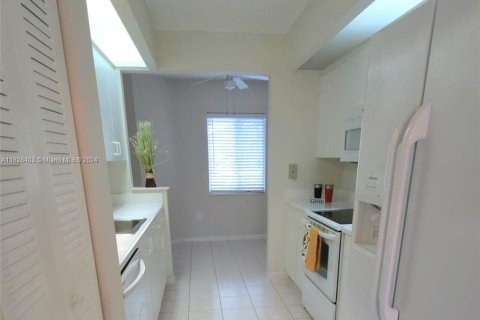 Copropriété à vendre à Pembroke Pines, Floride: 2 chambres, 105.63 m2 № 1282366 - photo 2