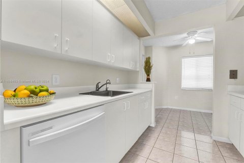 Copropriété à vendre à Pembroke Pines, Floride: 2 chambres, 105.63 m2 № 1282366 - photo 7