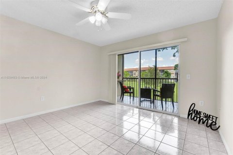 Copropriété à vendre à Pembroke Pines, Floride: 2 chambres, 105.63 m2 № 1282366 - photo 12