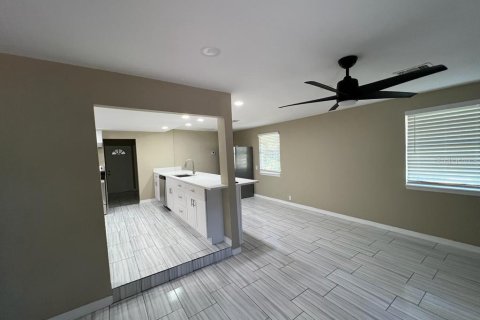 House in Moore Haven, Florida 5 bedrooms, 153.66 sq.m. № 995251 - photo 11