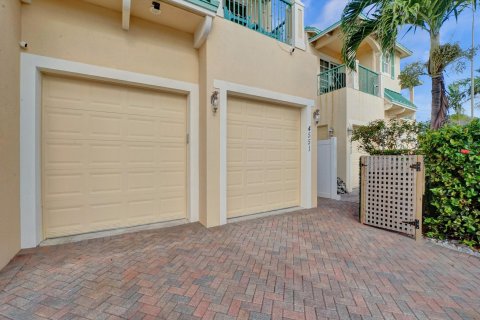 Townhouse in Lauderdale-by-the-Sea, Florida 3 bedrooms, 230.4 sq.m. № 1096493 - photo 5