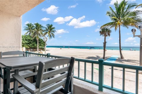 Condo in Hollywood, Florida  № 1394223 - photo 17