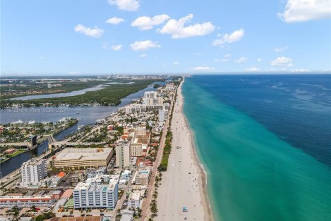 Condo in Hollywood, Florida  № 1394223 - photo 22