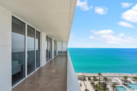 Condo in Hallandale Beach, Florida, 2 bedrooms  № 1394221 - photo 1