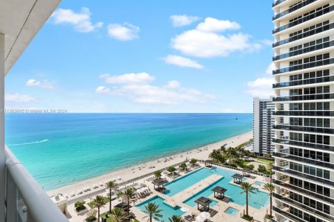 Condo in Hallandale Beach, Florida, 2 bedrooms  № 1394221 - photo 2