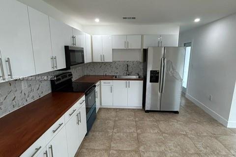 House in Miami, Florida 3 bedrooms, 211.07 sq.m. № 1394225 - photo 30