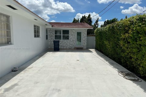 House in Miami, Florida 3 bedrooms, 211.07 sq.m. № 1394225 - photo 1