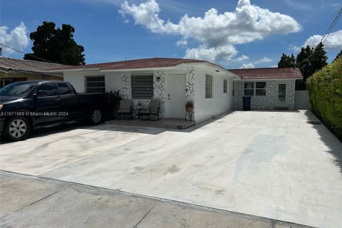 House in Miami, Florida 3 bedrooms, 211.07 sq.m. № 1394225 - photo 2