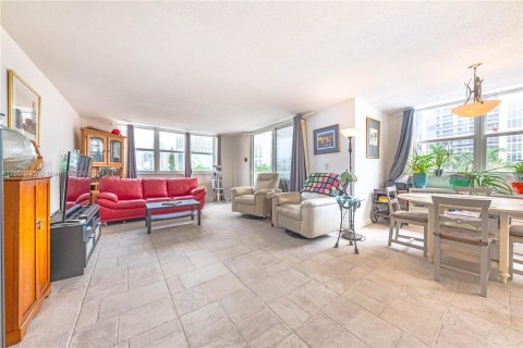 Copropriété à vendre à Hallandale Beach, Floride: 2 chambres, 122.17 m2 № 1380544 - photo 10