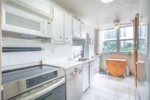 Condo in Hallandale Beach, Florida, 2 bedrooms  № 1380544 - photo 8