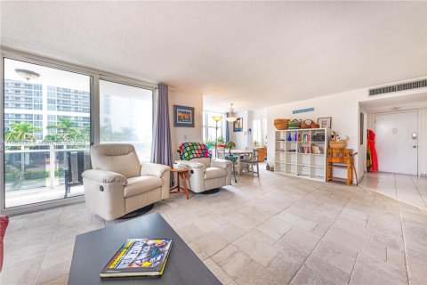 Copropriété à vendre à Hallandale Beach, Floride: 2 chambres, 122.17 m2 № 1380544 - photo 11