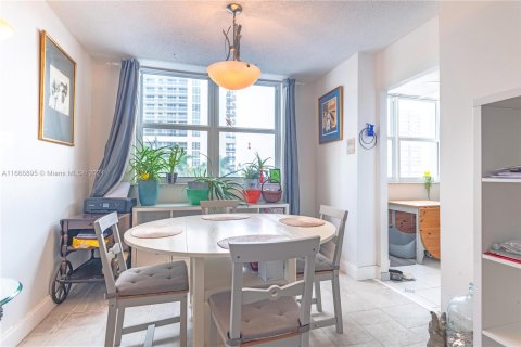 Copropriété à vendre à Hallandale Beach, Floride: 2 chambres, 122.17 m2 № 1380544 - photo 9