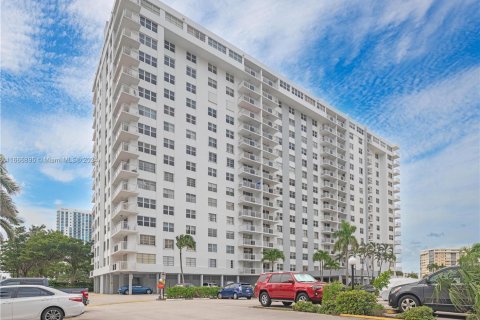 Copropriété à vendre à Hallandale Beach, Floride: 2 chambres, 122.17 m2 № 1380544 - photo 2