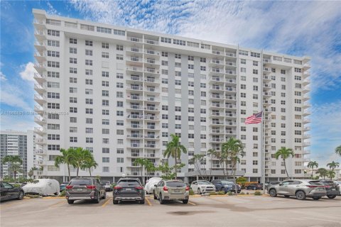 Condo in Hallandale Beach, Florida, 2 bedrooms  № 1380544 - photo 1