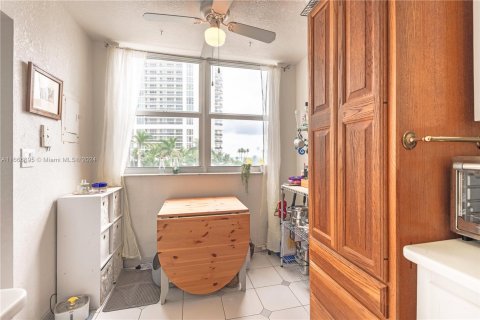 Condo in Hallandale Beach, Florida, 2 bedrooms  № 1380544 - photo 7