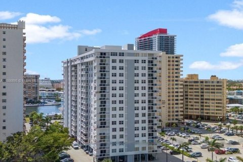 Copropriété à vendre à Hallandale Beach, Floride: 2 chambres, 122.17 m2 № 1380544 - photo 3