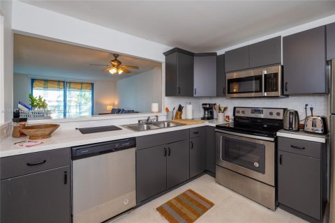 Condo in North Miami Beach, Florida, 2 bedrooms  № 1236441 - photo 4