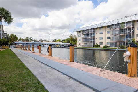 Condo in North Miami Beach, Florida, 2 bedrooms  № 1236441 - photo 20