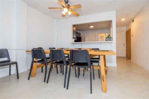 Condo in North Miami Beach, Florida, 2 bedrooms  № 1236441 - photo 3