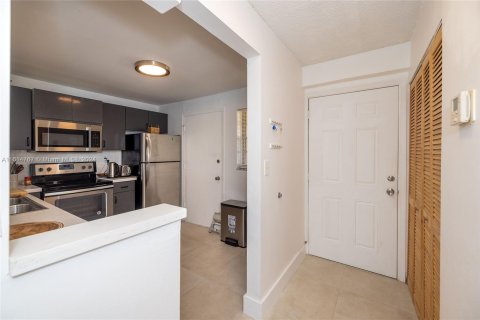 Condo in North Miami Beach, Florida, 2 bedrooms  № 1236441 - photo 6